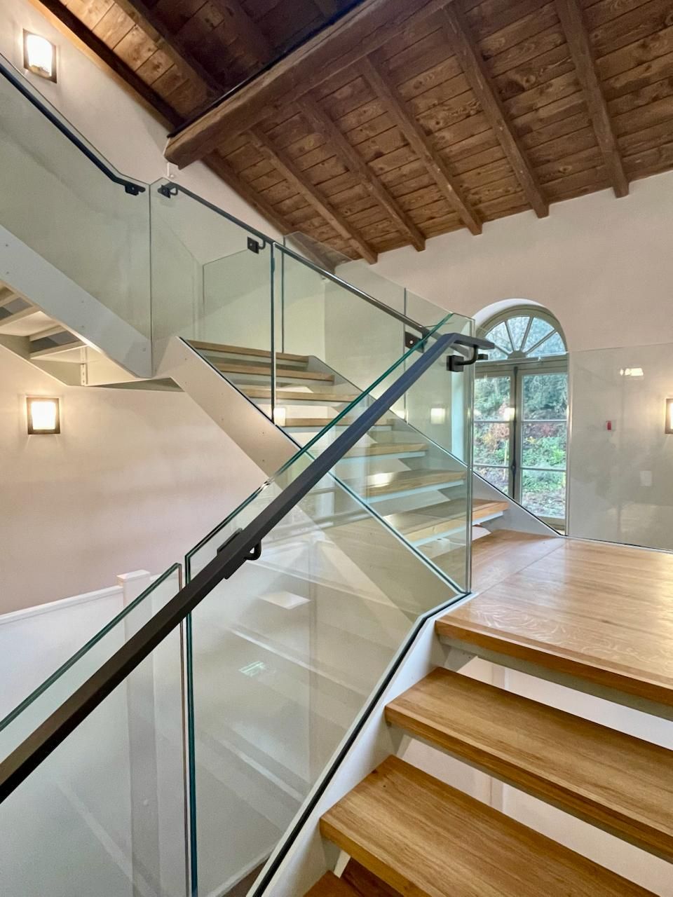 Garde-corps moderne avec main-courante intégrée en acier et verre