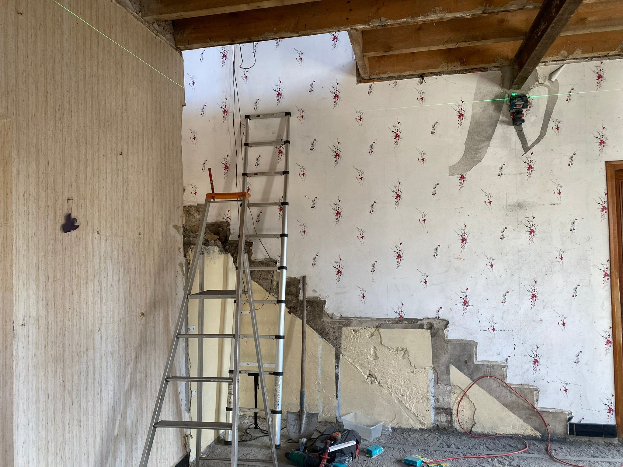 Ancien escalier en bois avant rénovation complète par Atelier BARA