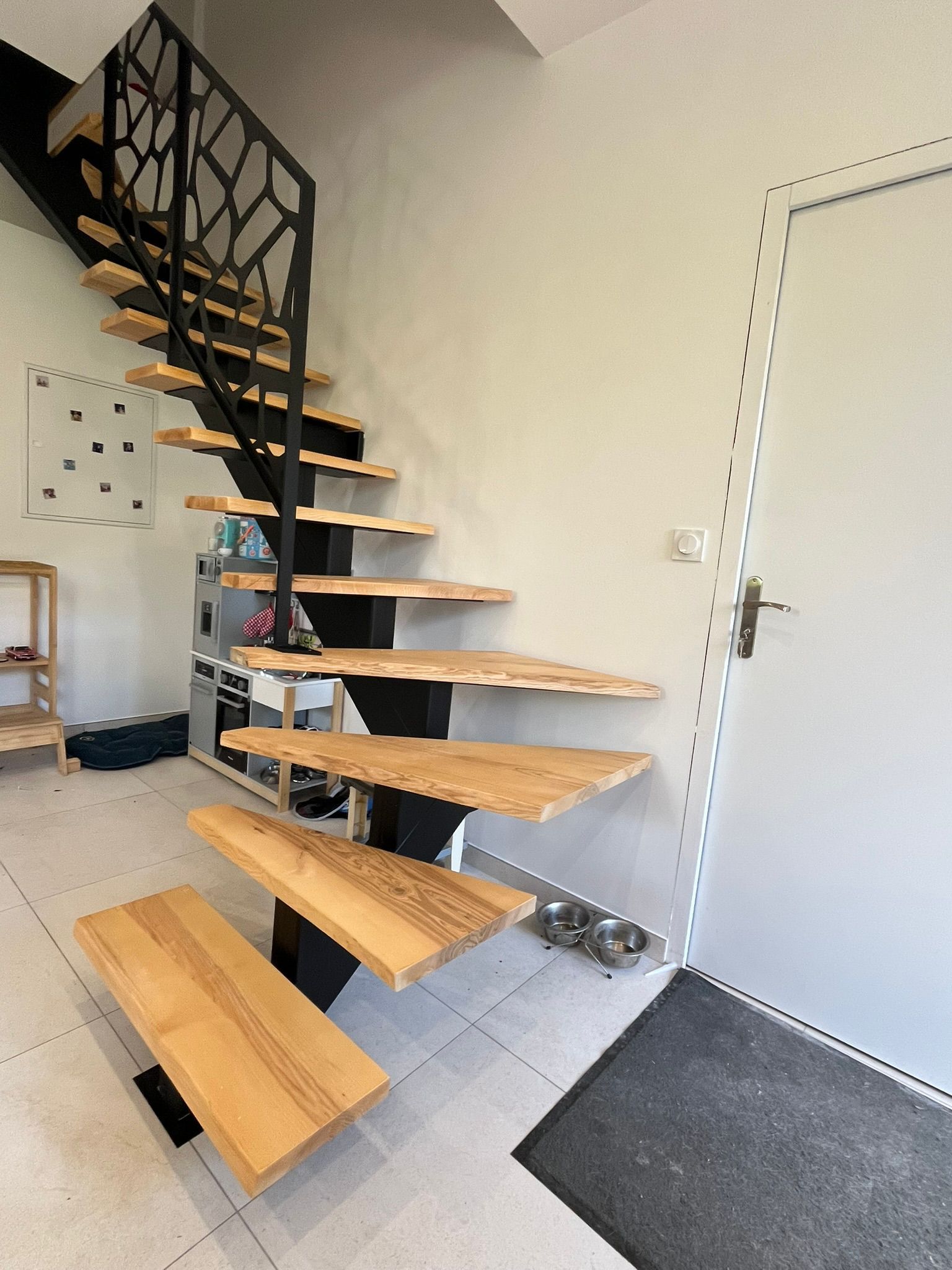 Nouvel escalier balancé design après rénovation et coordination de travaux